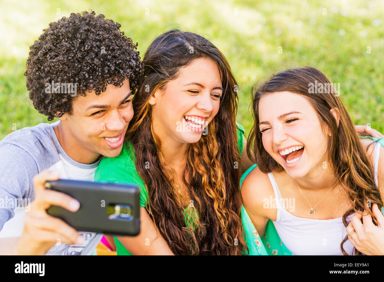 Gruppe von Freunden (14-15) machen Selfie Stockfoto