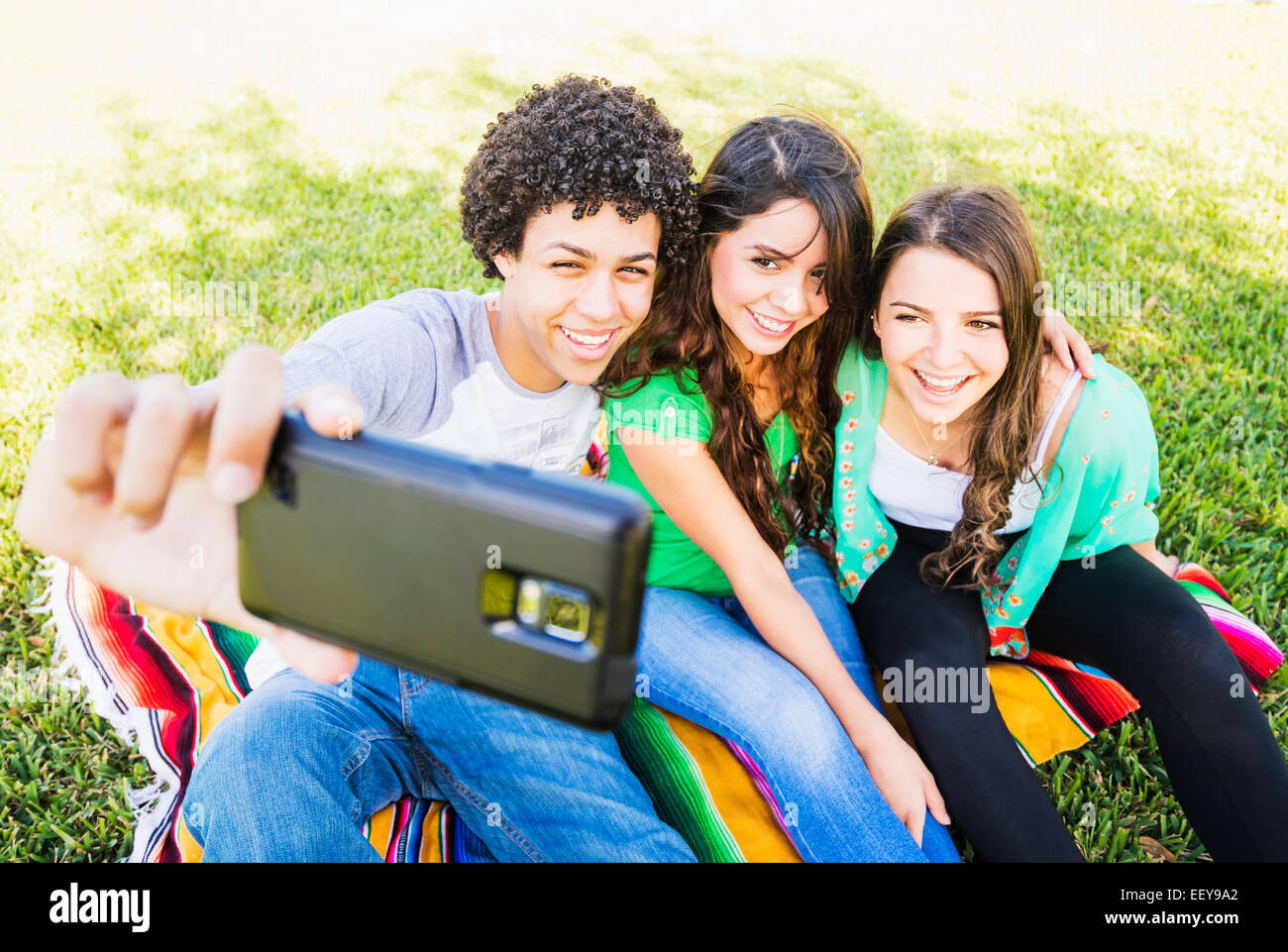 Gruppe von Freunden (14-15) machen Selfie Stockfoto