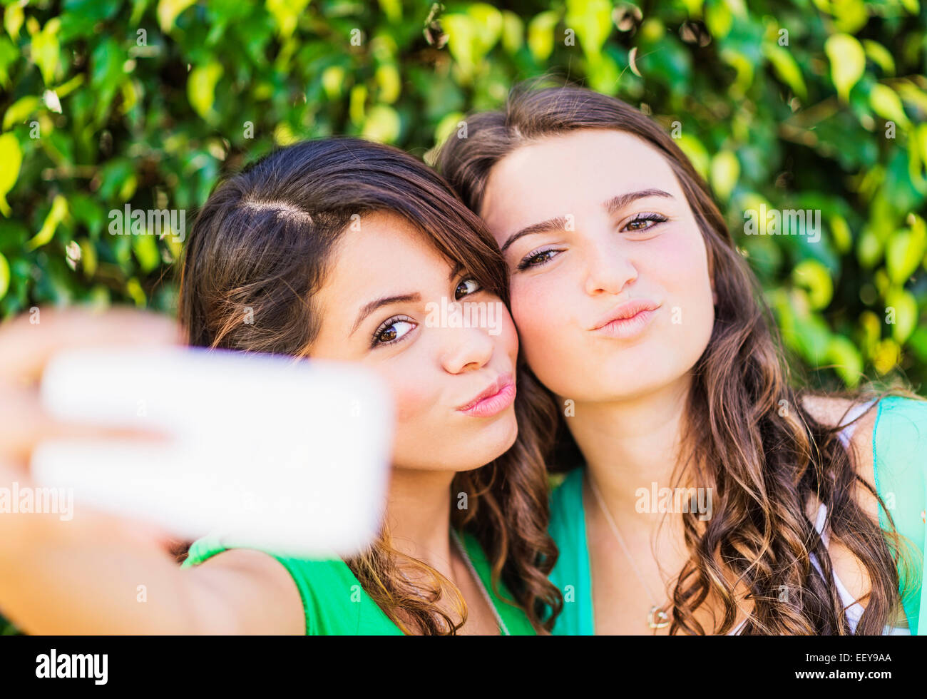 Porträt von Freundinnen (14-15) machen Selfie Stockfoto