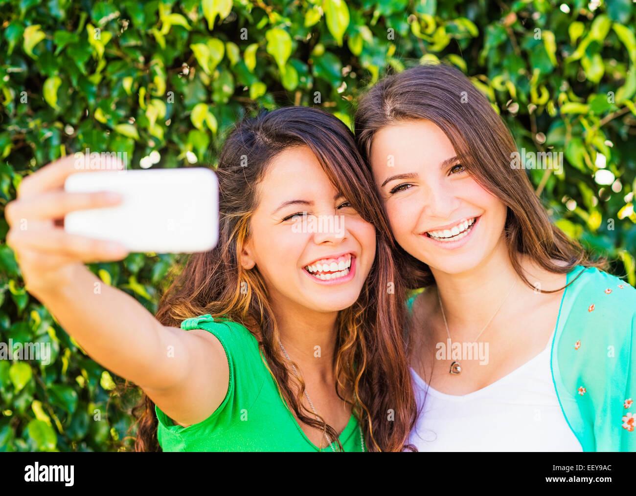 Porträt von Freundinnen (14-15) machen Selfie Stockfoto