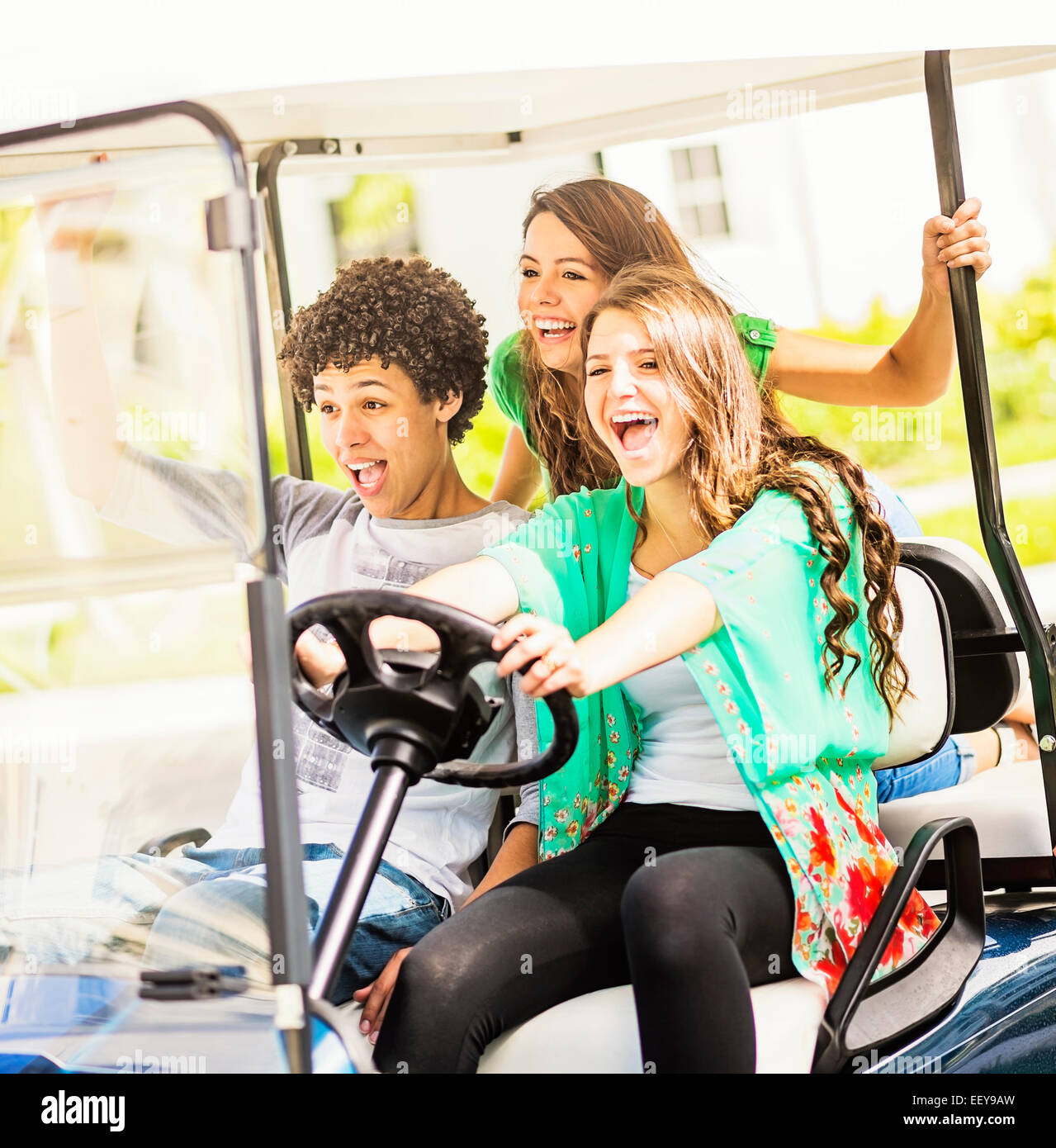 Jupiter, Florida, USA, Gruppe von Freunden (14-15) fahren golf cart Stockfoto
