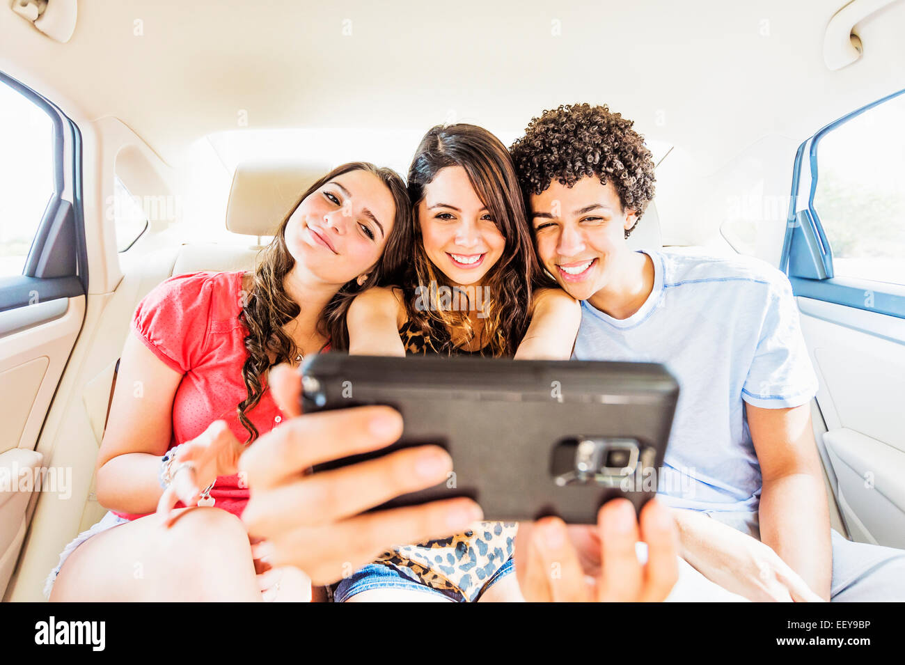 Jugendliche und Teenager (14-15) nehmen Selfie in Auto Stockfoto
