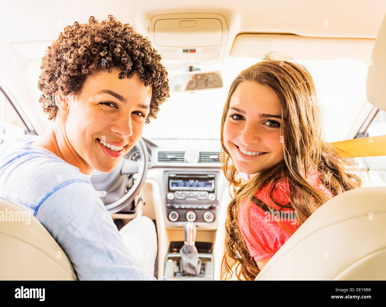 Porträt des jungen Mannes und Teenager-Mädchen (14-15) im Auto Stockfoto
