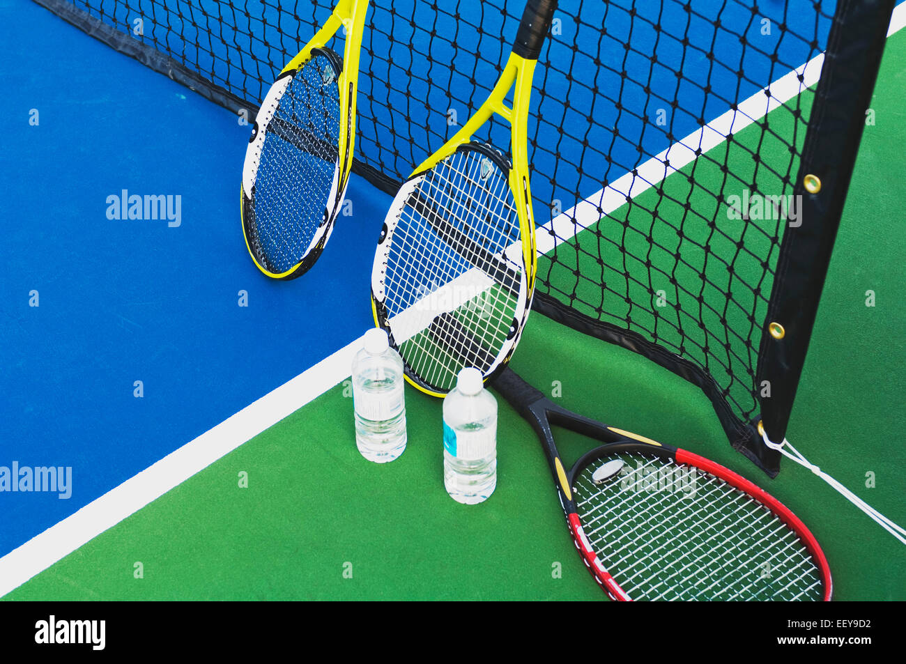 Drei Tennisschläger auf einem Tennisplatz Stockfoto