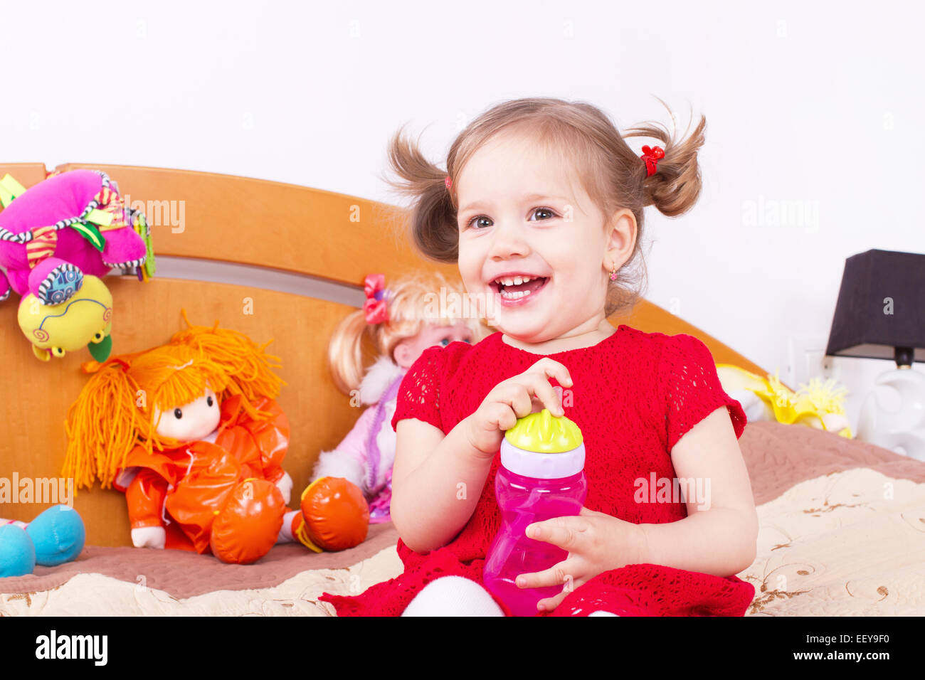 Fröhliches kleines Mädchen lächelnd Stockfoto