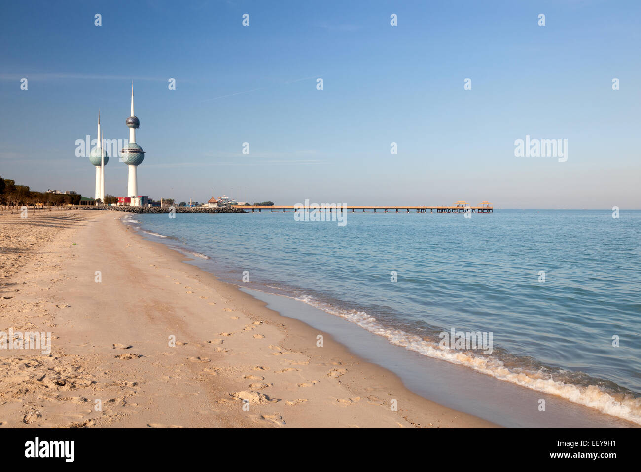 Arabian Gulf Strand und die Kuwait Towers in Kuwait-Stadt, Nahost Stockfoto