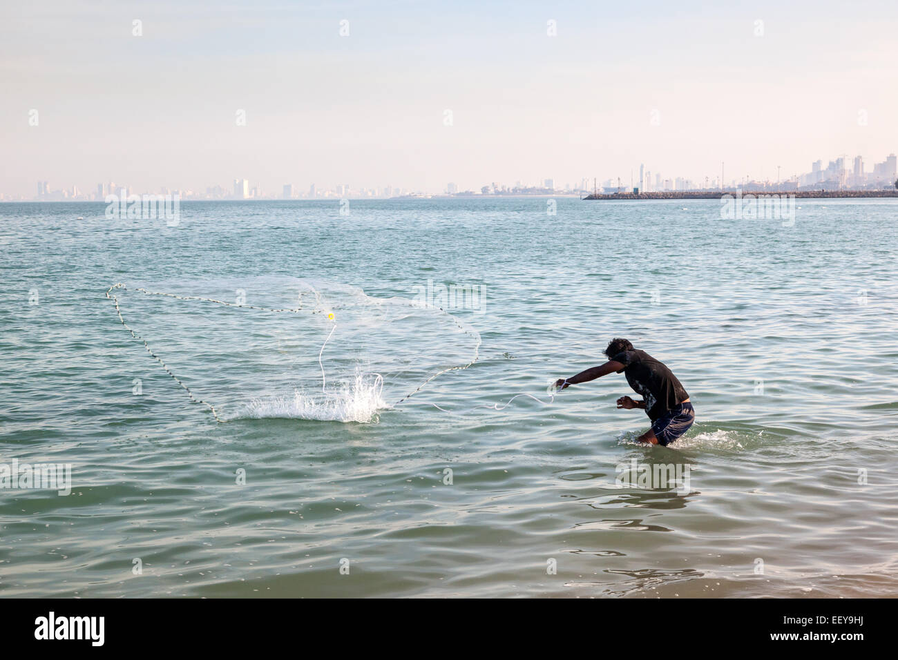 Arabische Mann Fische mit dem traditionellen Netz im Persischen Golf. Stockfoto