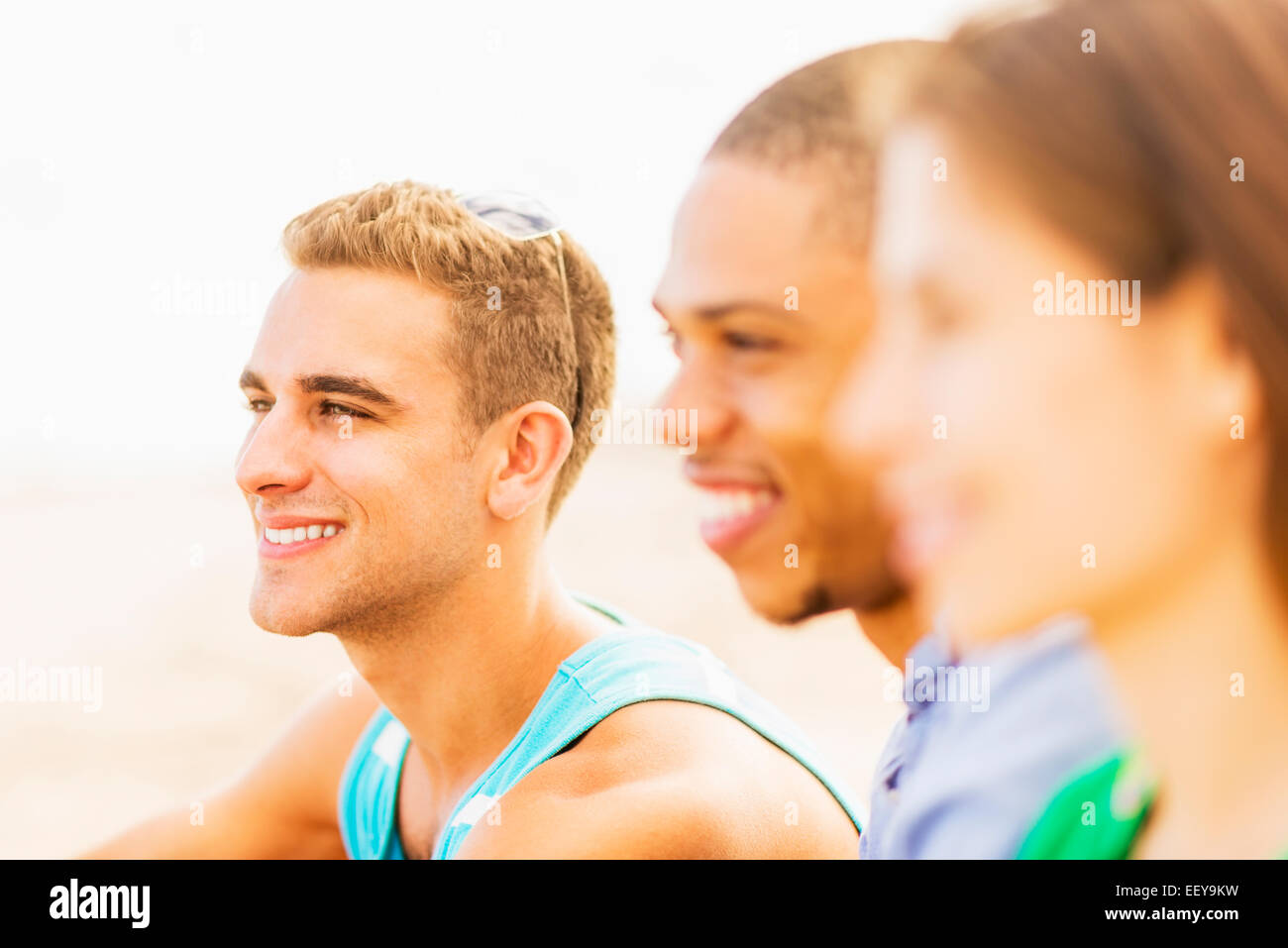 Porträt des jungen Mannes mit defokussierten Blick von Freunden im Vordergrund Stockfoto