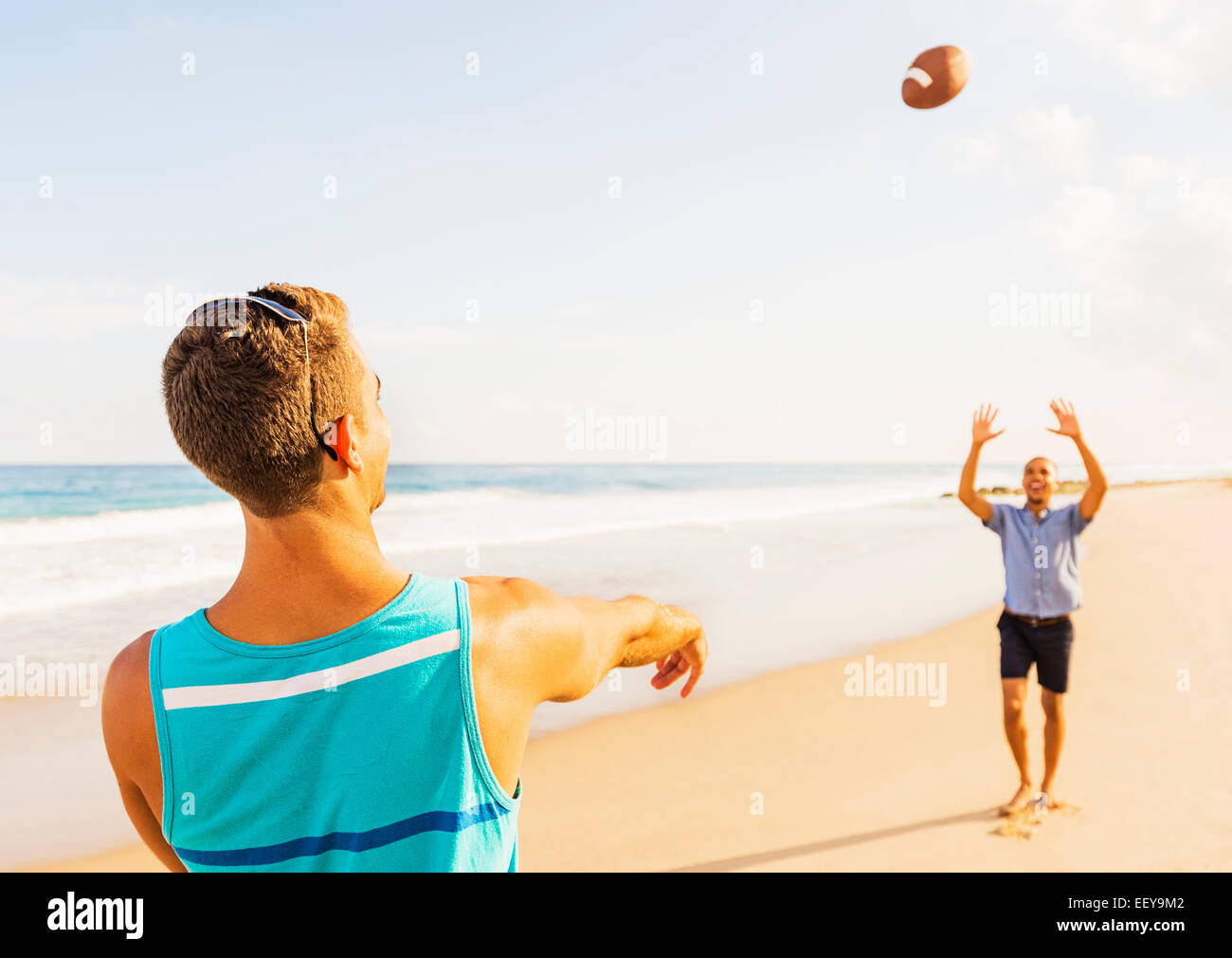 USA, Florida, Jupiter, junge Männer, die Fußball spielen, am Strand Stockfoto