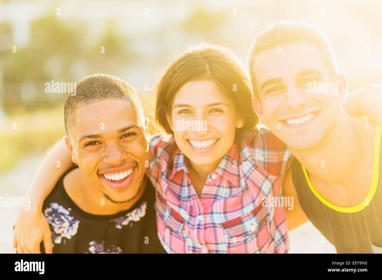 USA, Florida, Jupiter, Porträt von jungen Menschen mit Arme umeinander Stockfoto
