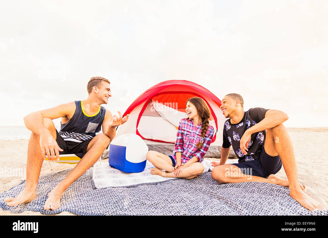 Junge Menschen entspannen am Strand Stockfoto