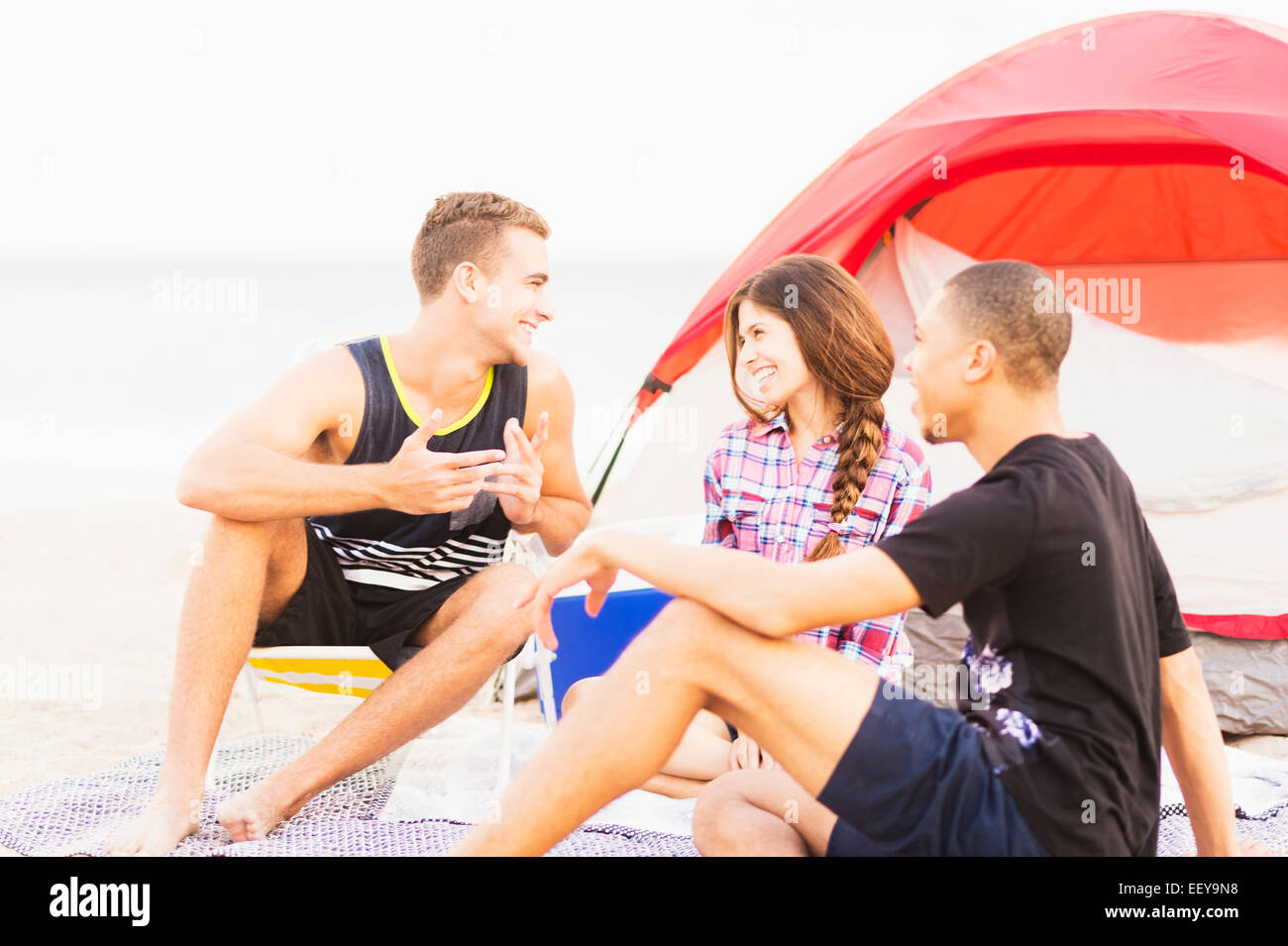 Junge Menschen entspannen am Strand Stockfoto