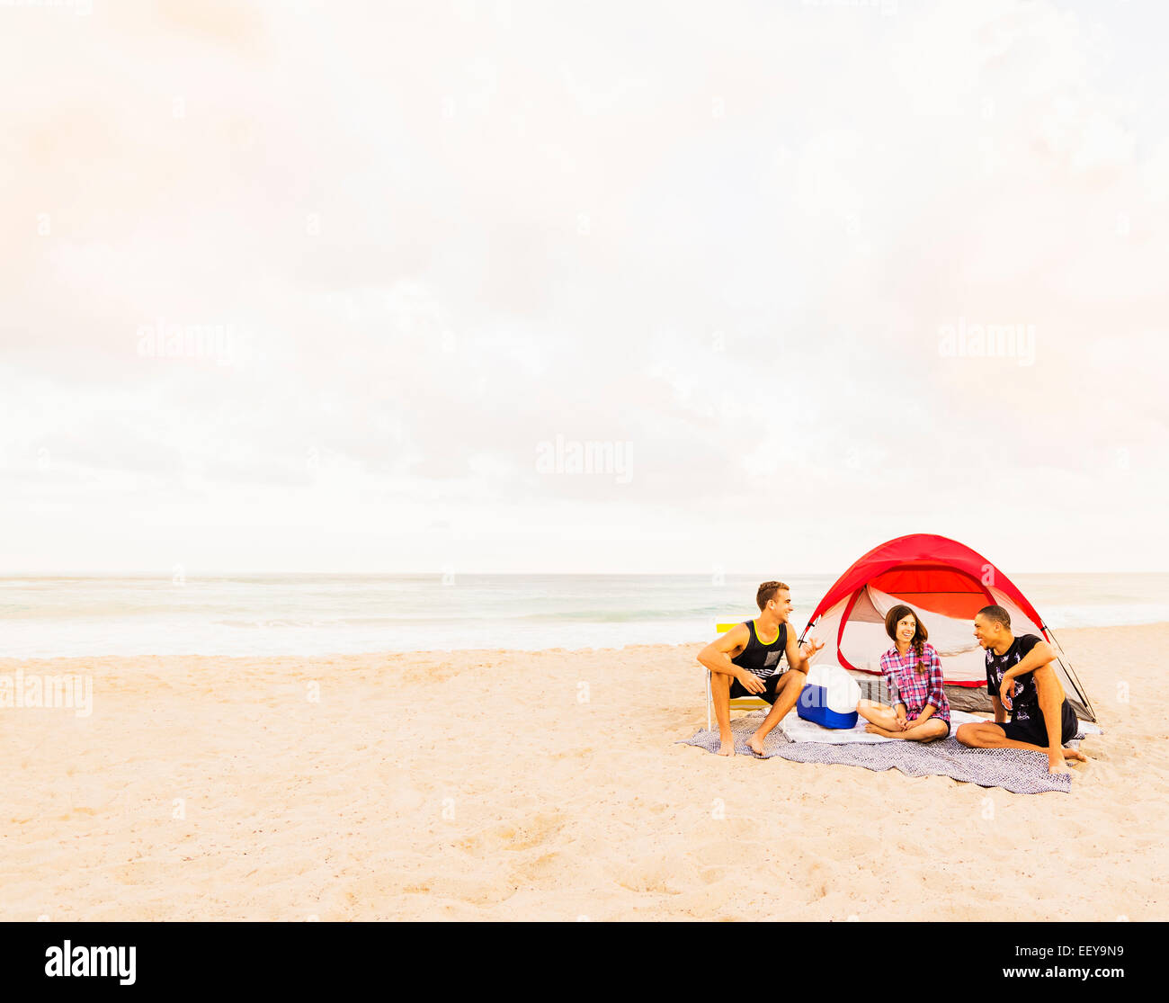 USA, Florida, Jupiter, junge Menschen entspannen am Strand Stockfoto