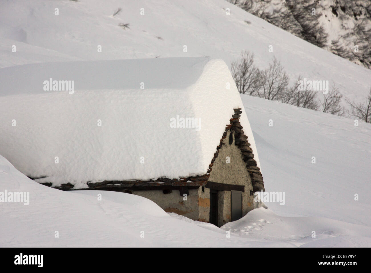 schönes Chalet Haus fallenden Schnee Berg weißer Stein Stockfoto