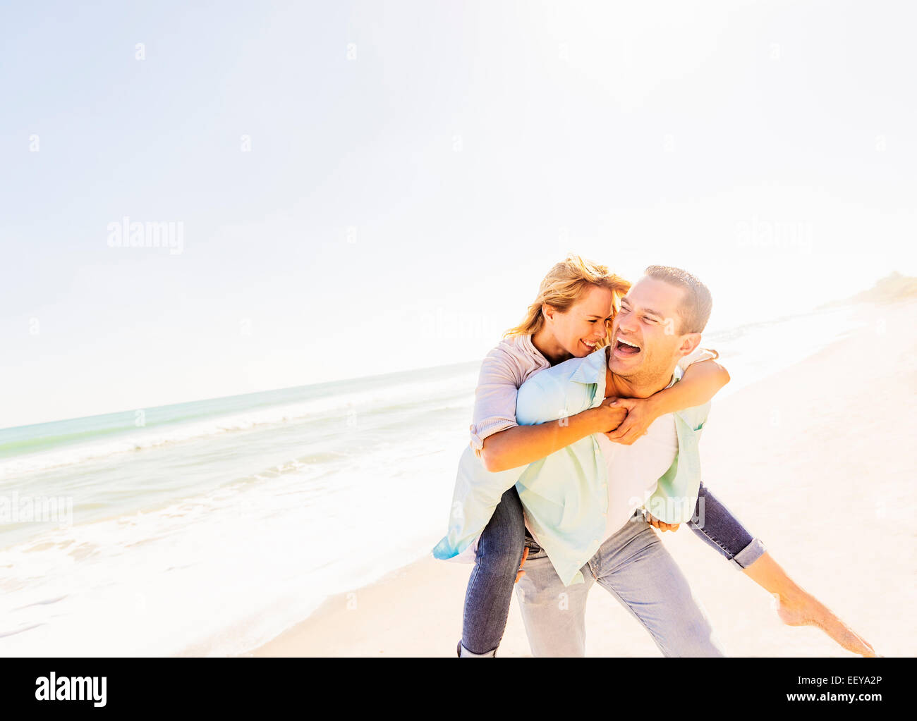 USA, Florida, Jupiter, Mann Frau Huckepack-Fahrt Stockfoto