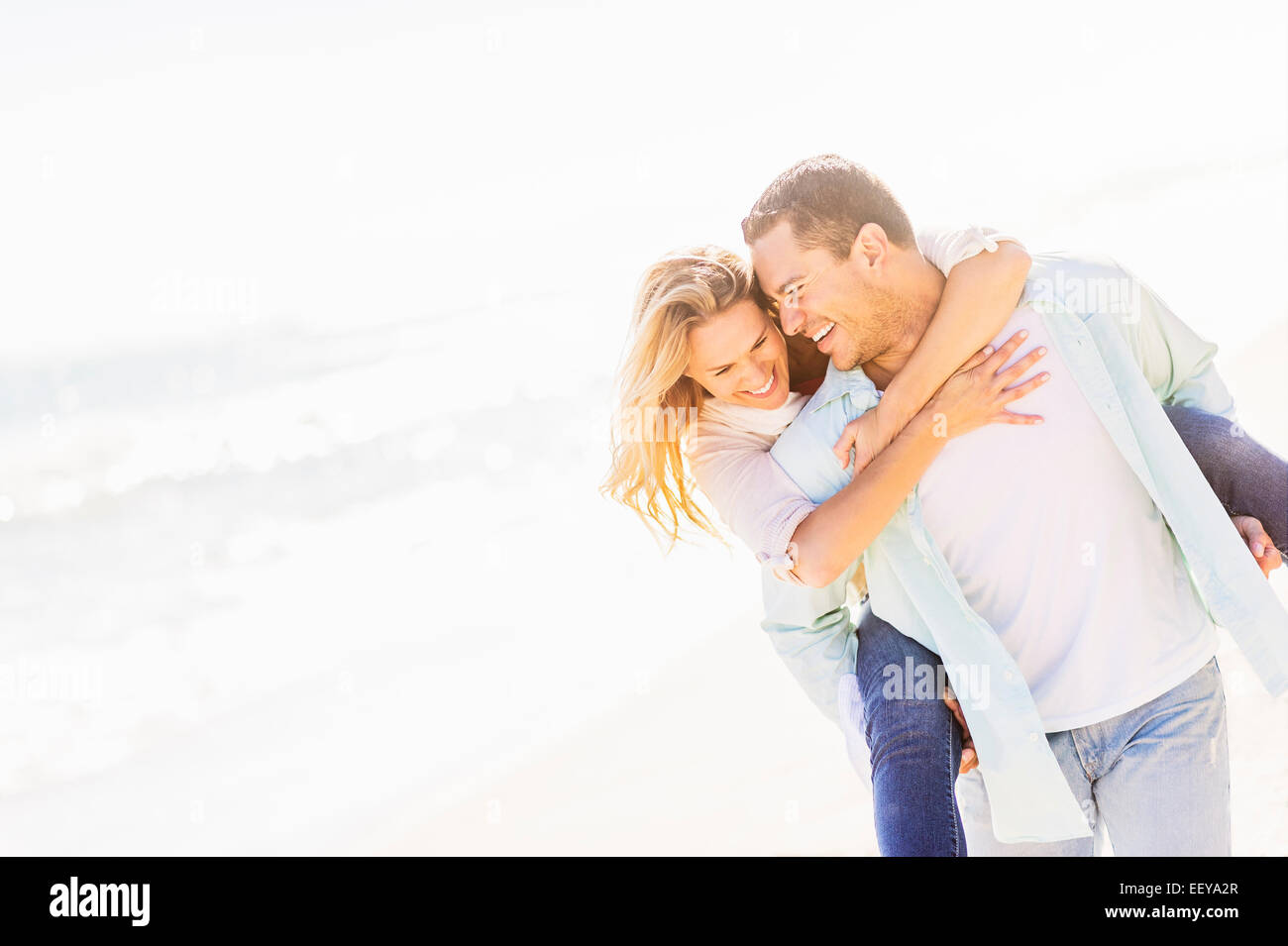USA, Florida, Jupiter, Mann Frau Huckepack-Fahrt Stockfoto