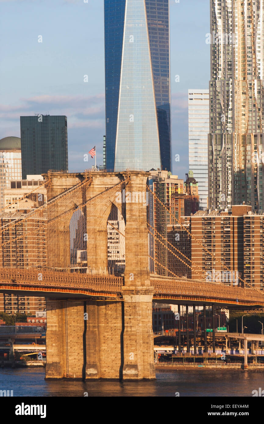 USA, New York State, New York City, Brooklyn Bridge und One World Trade Center Stockfoto