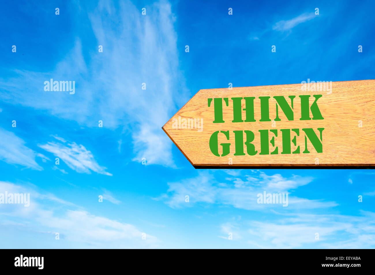 Holz Pfeilzeichen gegen strahlend blauen Himmel mit Think Green, Ökologie-Konzept Stockfoto