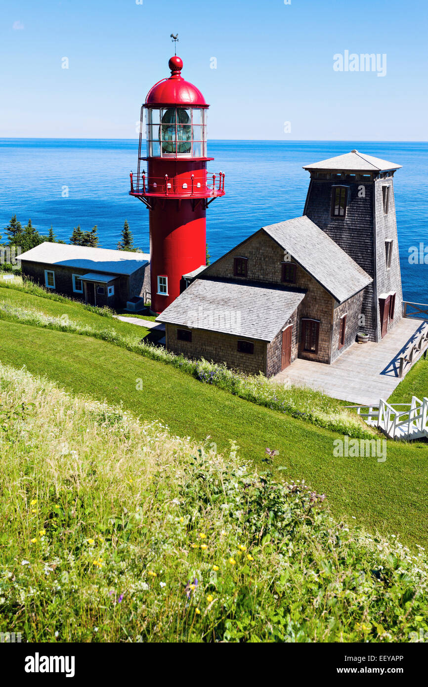 Kanada, Quebec, erhöhte Ansicht der roten Leuchtturm und Horizont über dem Meer Stockfoto