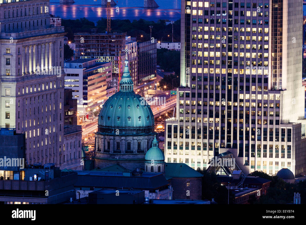 Kanada, Quebec, Montreal, beleuchtete Stadtarchitektur Stockfoto