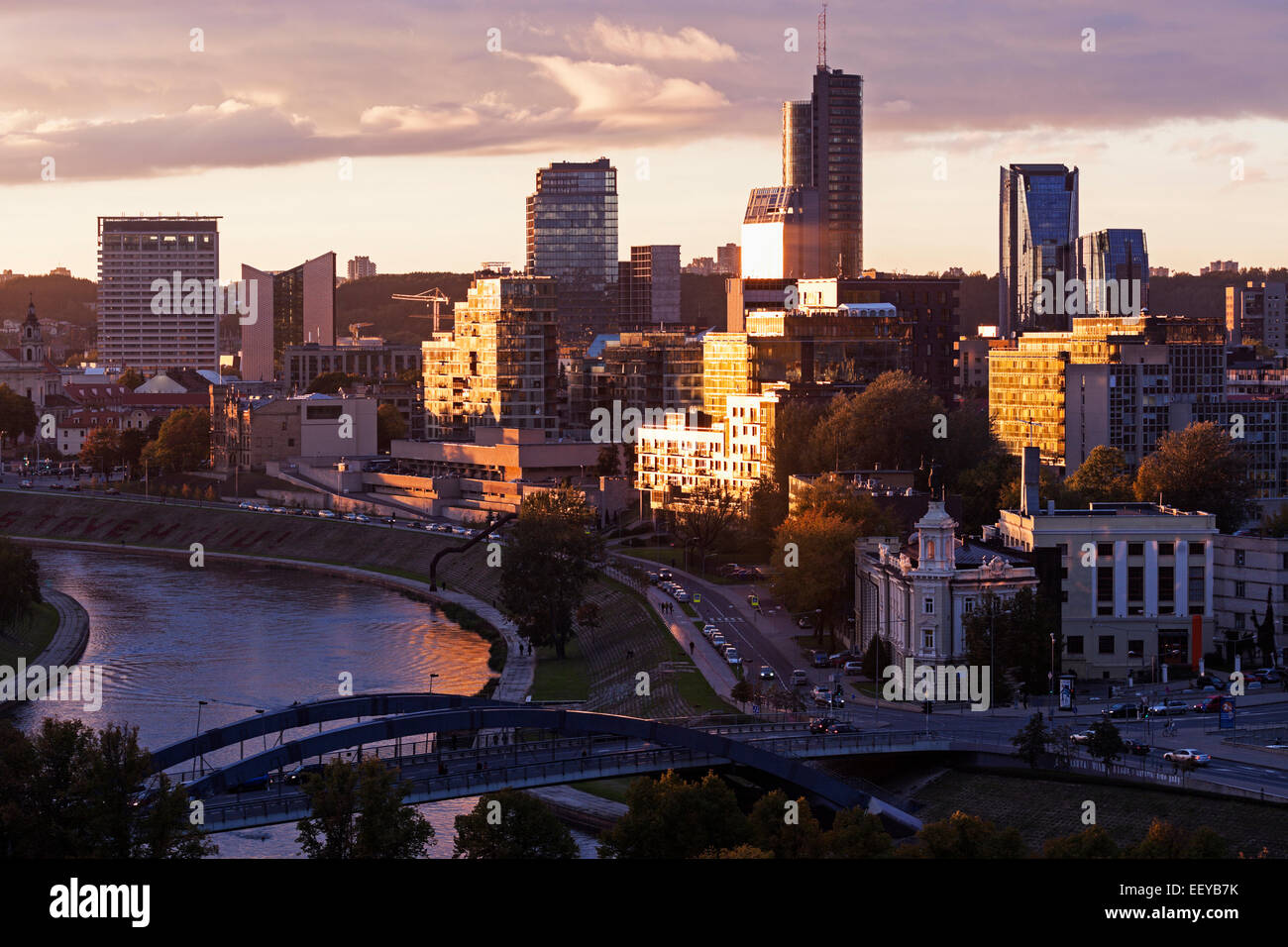 Litauen, Vilnius, Riverside Stadtbild mit Wolkenkratzern Stockfoto