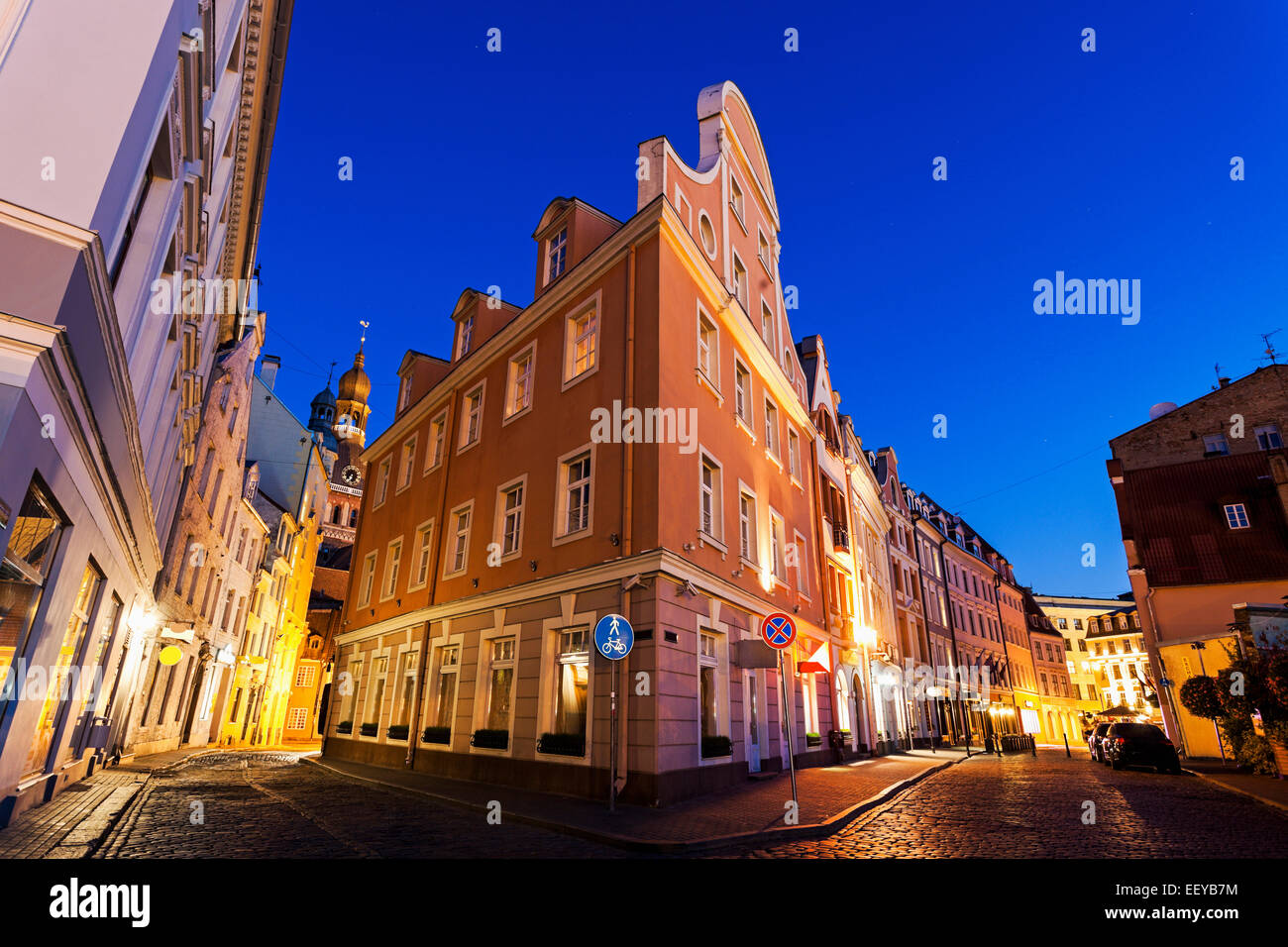 Lettland, Riga, Ecke des beleuchteten Gebäude gegen blauen Himmel der Abenddämmerung Stockfoto