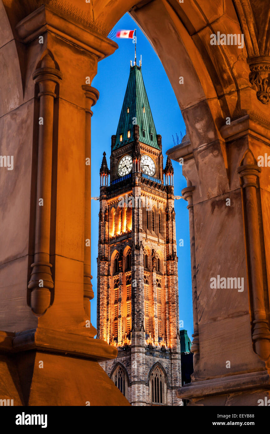 Kanada, Ontario, Ottawa, Parliament Hill, beleuchtete Peace Tower gesehen durch Spitzbogen Stockfoto