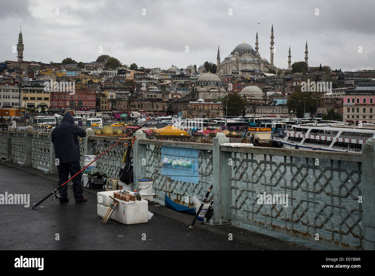Ein Fischer auf einer Brücke in Istanbul. Stockfoto