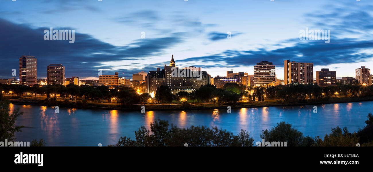 Kanada, Saskatchewan, Saskatoon, Panoramablick auf Stadt und Fluss in der Abenddämmerung Stockfoto