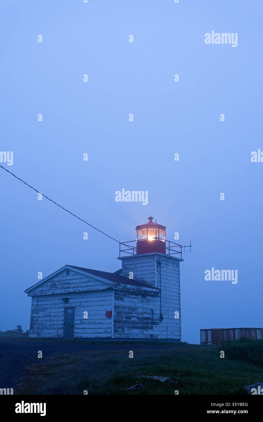 Kanada, Nova Scotia, Bickerton Leuchtturm in der Abenddämmerung Stockfoto