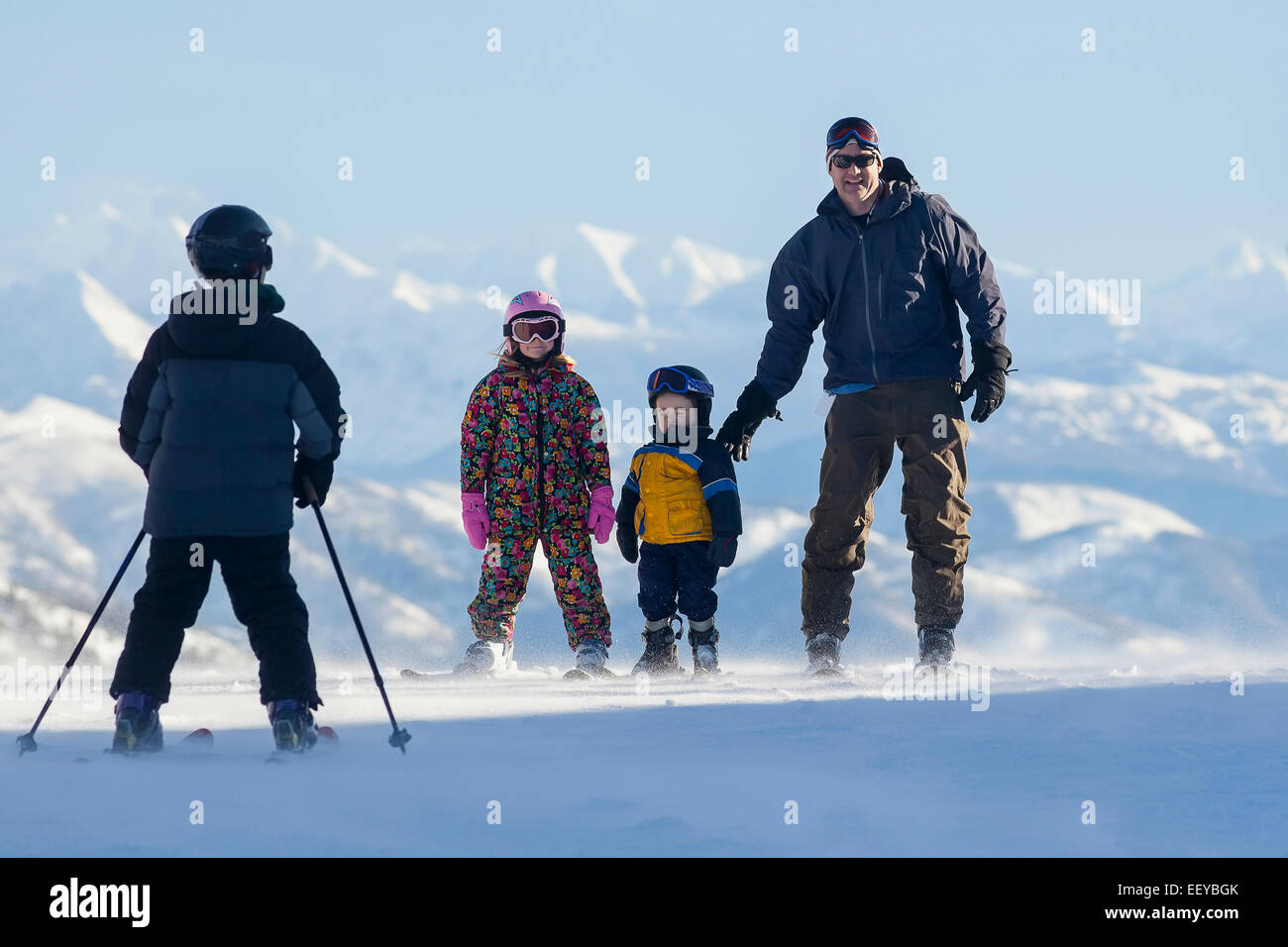 USA, Montana, Felchen, Vater Skifahren mit Kindern (6-7, 8-9) Stockfoto