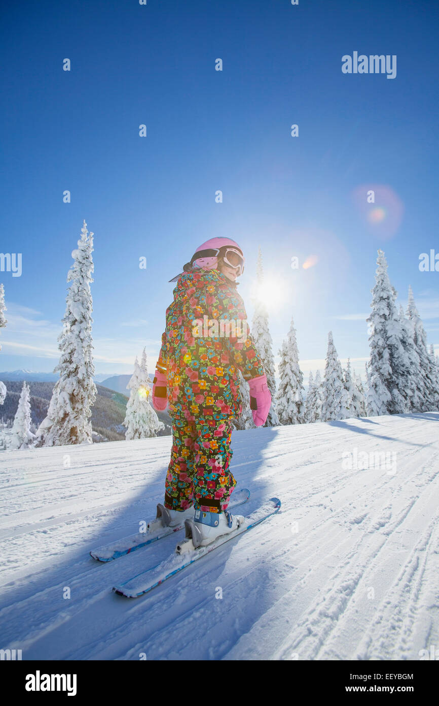 USA, Montana, Weißfisch, Mädchen (8-9) in Bergen Skifahren Stockfoto