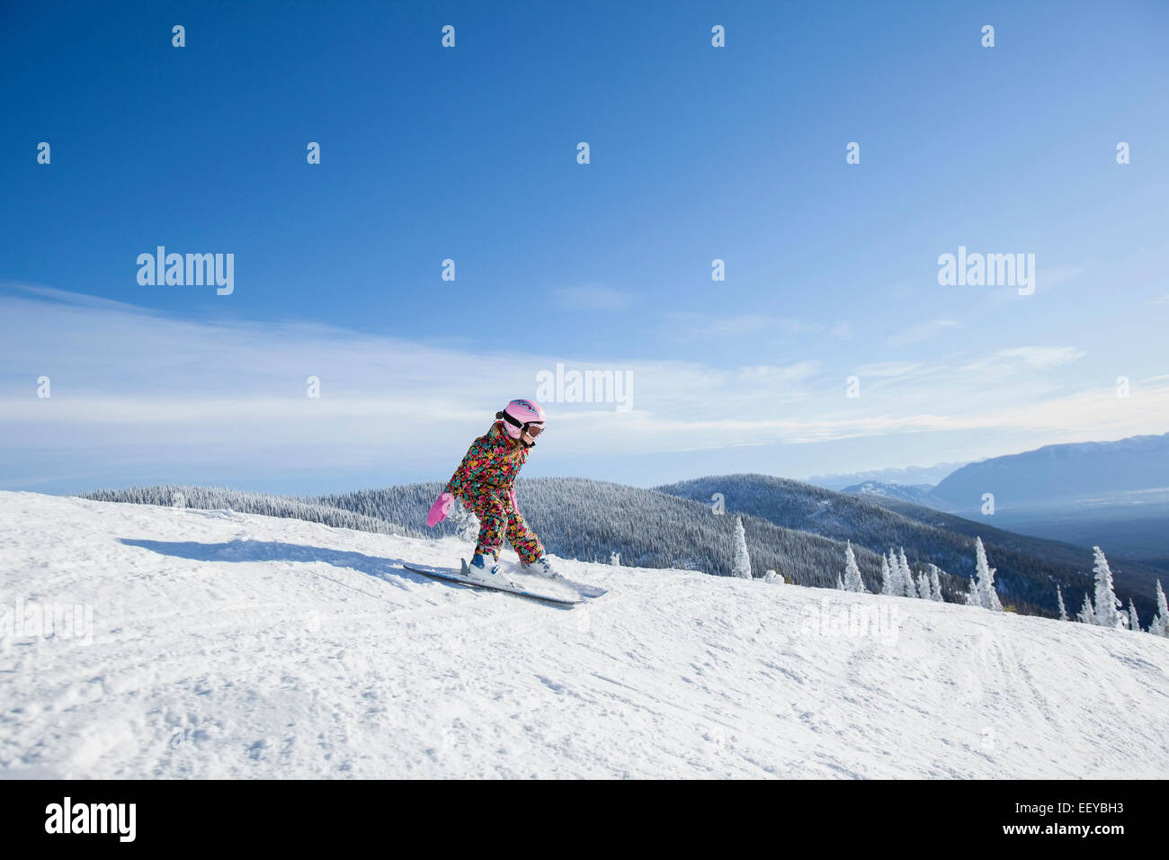 USA, Montana, Weißfisch, Mädchen (8-9) in Bergen Skifahren Stockfoto