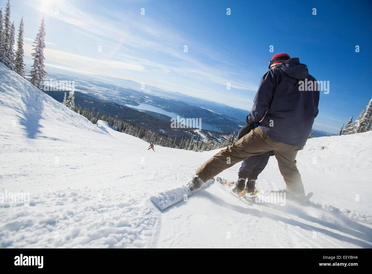 USA, Montana, Felchen, Vater mit Sohn (6-7) Skifahren Stockfoto