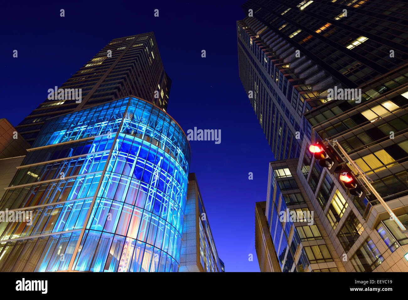 USA, Massachusetts, Boston, Bürogebäude in der Nacht Stockfoto