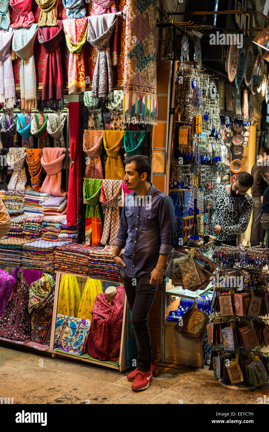 Ein Verkäufer in seinem Geschäft innerhalb des großen Basar, Istanbul. Stockfoto
