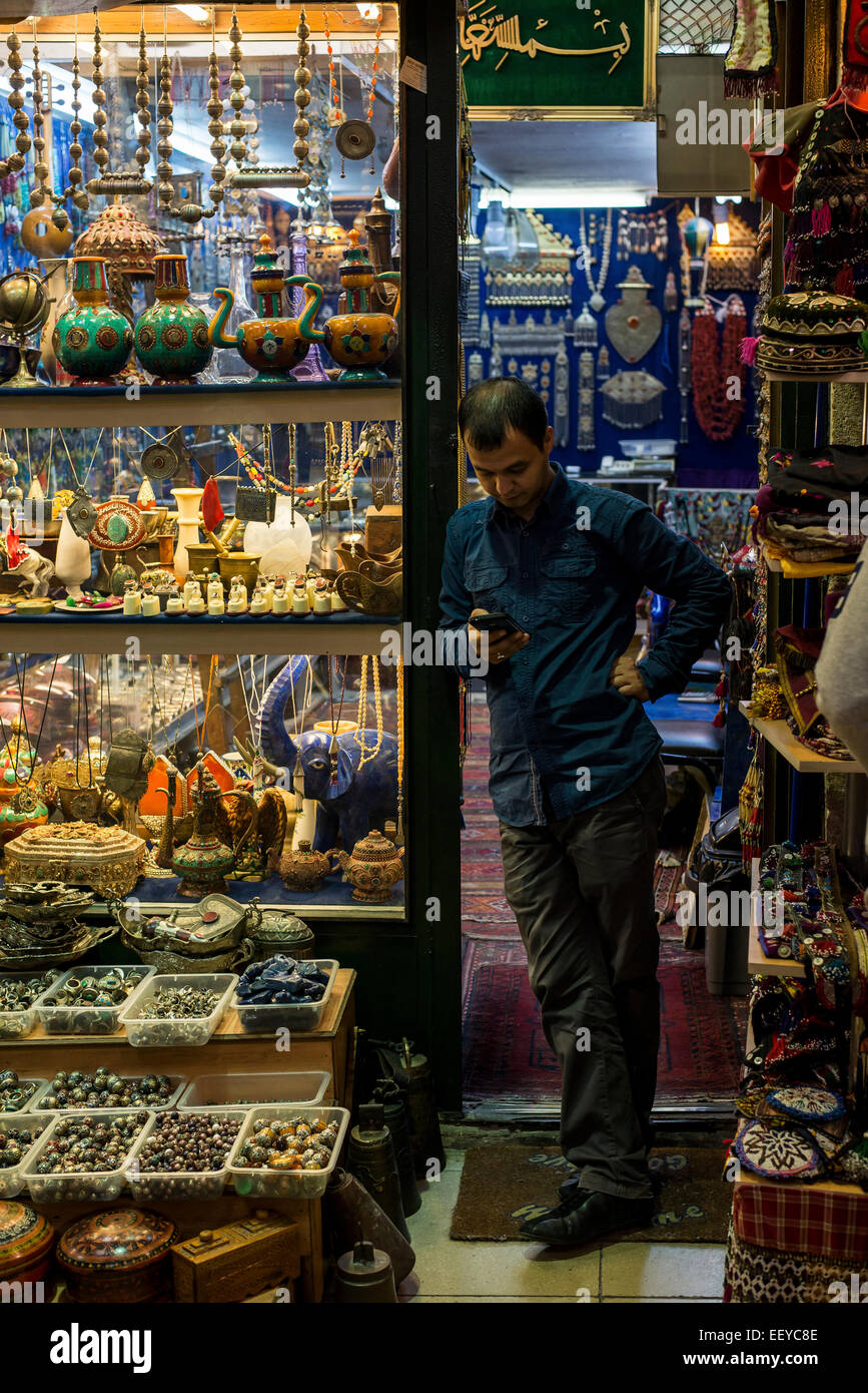 Ein Verkäufer in seinem Geschäft innerhalb des großen Basar, Istanbul. Stockfoto