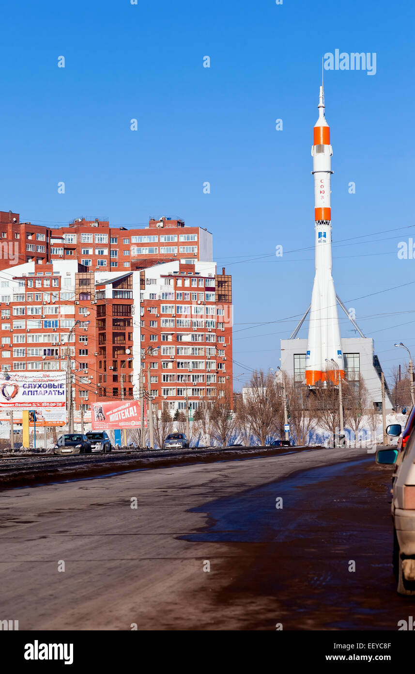 Echte "Sojus" Art Rakete als Denkmal in Samara Straße. Stockfoto