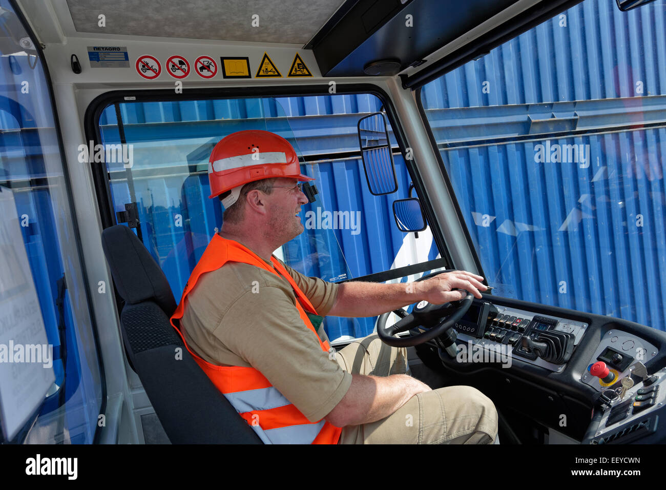 Berlin, Deutschland, Elektro-LKW-Container-Terminal im Westhafen Stockfoto