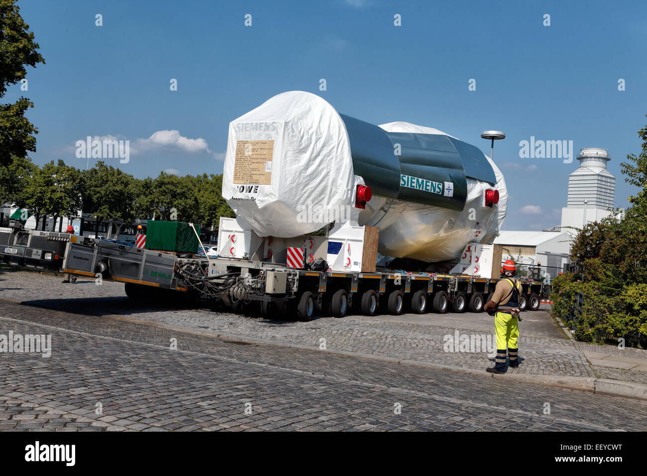 Berlin, Deutschland, Tieflader transportiert eine 500-Tonnen-Kraftwerk-Gasturbine Stockfoto