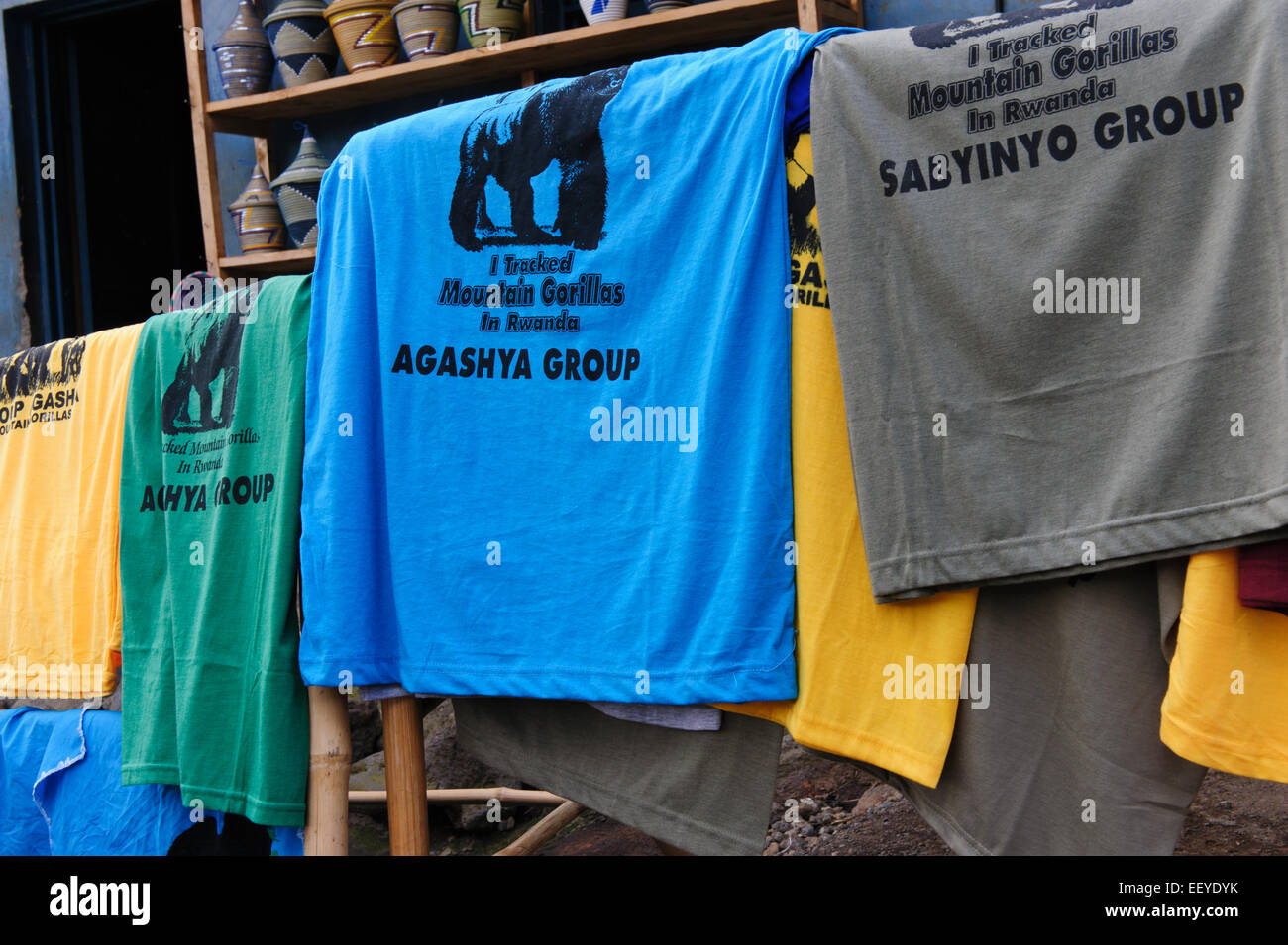 T-Shirts bedruckt mit dem Namen einer Gorilla-Gruppe verkauft im Volcanoes National Park. Kinigi. Ruanda Stockfoto