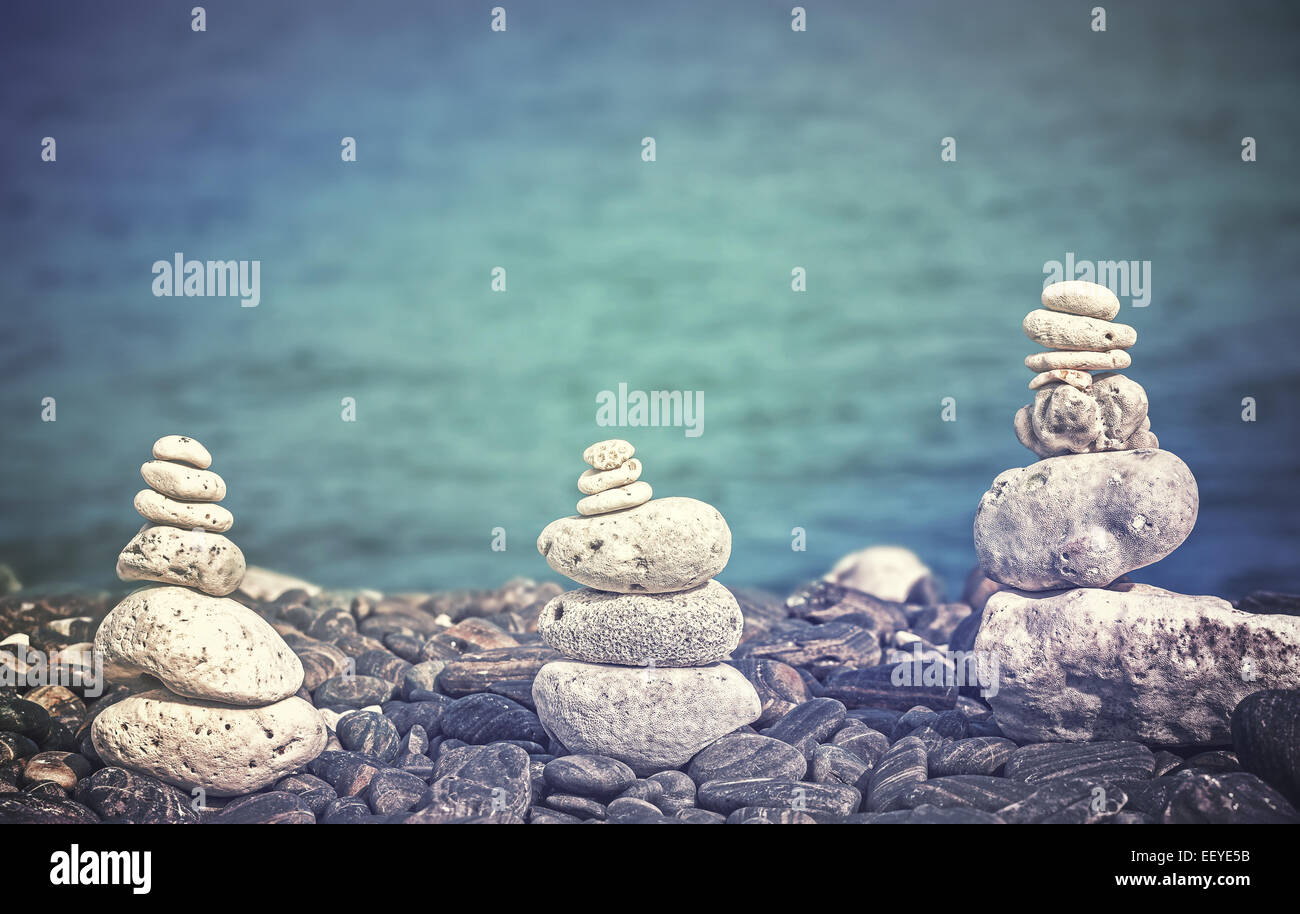 Gefilterte Farbbild von Steinen am Strand, Spa Konzept Hintergrund. Stockfoto