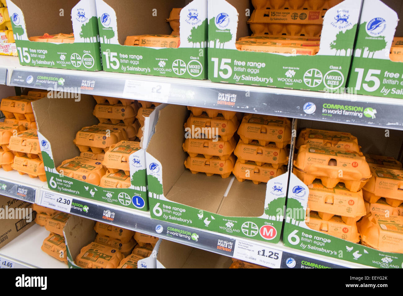 Sainsbury Supermarkt Verkauf von Eiern durch das halbe Dutzend und 15 Freilandhaltung Eiern Stockfoto