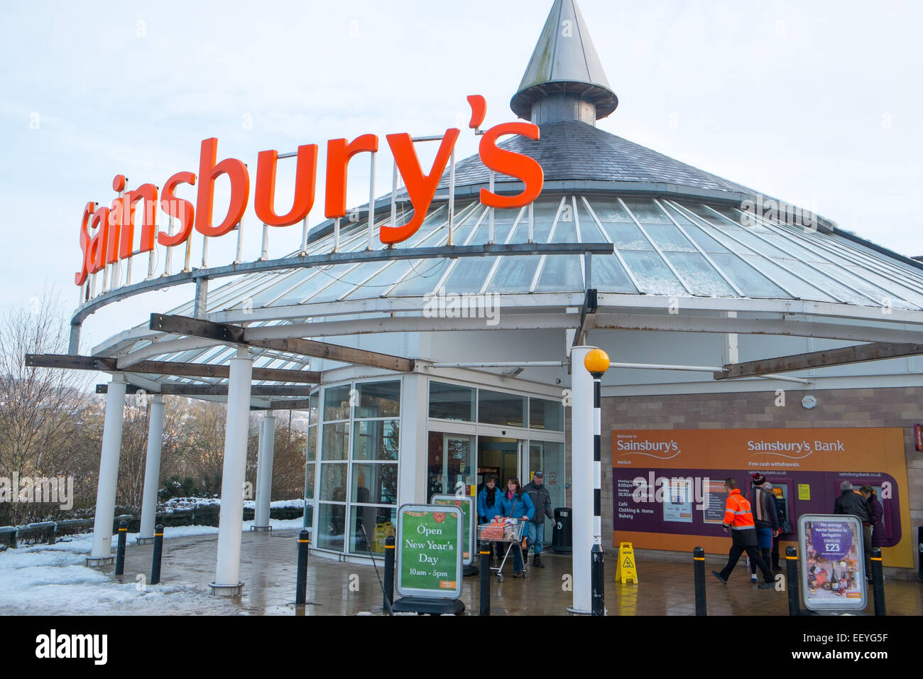 Sainsbury Supermarkt in Matlock, Derbyshire im winter Stockfoto