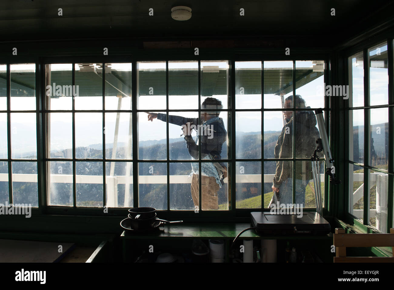 Dr. M Sanjayan und gefeierter Autor David James Duncan erkunden die Gird Point Lookout auf einem Berggipfel im Bitterroot National Forest in der Nähe von Hamilton, Montana, 19. Juni 2014. Ein 30-Zoll-Laufsteg rund um das Glas-getäfelten Zimmer bietet einen unverbauten Blick auf die umliegenden Bergketten Saphir, Bitterroot und Anaconda-Pintler. (Foto von Ami Vitale) Stockfoto