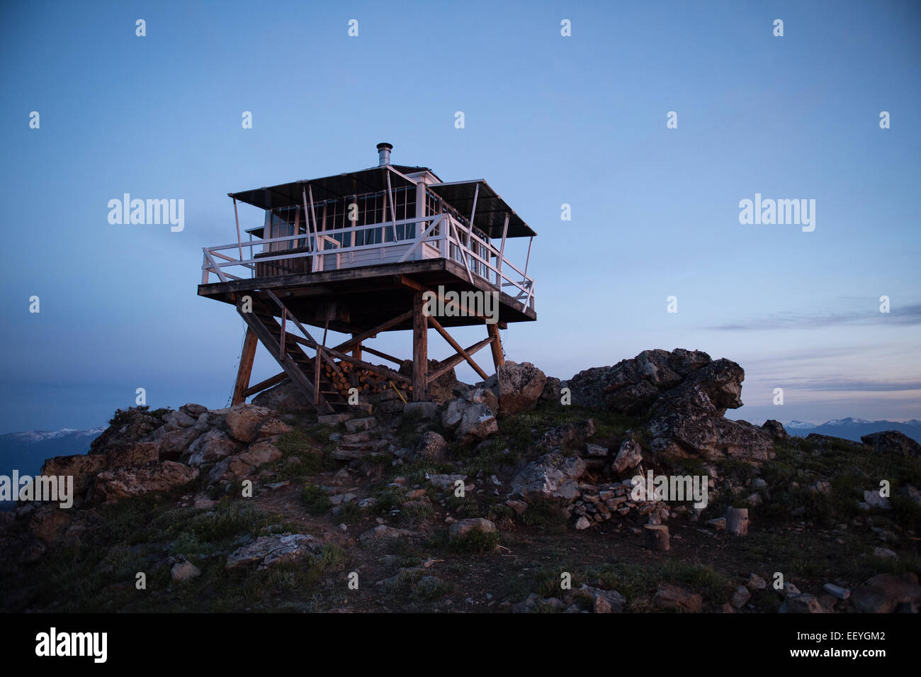 Aussicht von der Gird Point Lookout auf einem Berggipfel im Bitterroot National Forest in der Nähe von Hamilton, Montana, 19. Juni 2014. Ein 30-Zoll-Laufsteg rund um das Glas-getäfelten Zimmer bietet einen unverbauten Blick auf die umliegenden Bergketten Saphir, Bitterroot und Anaconda-Pintler. (Foto von Ami Vitale) Stockfoto
