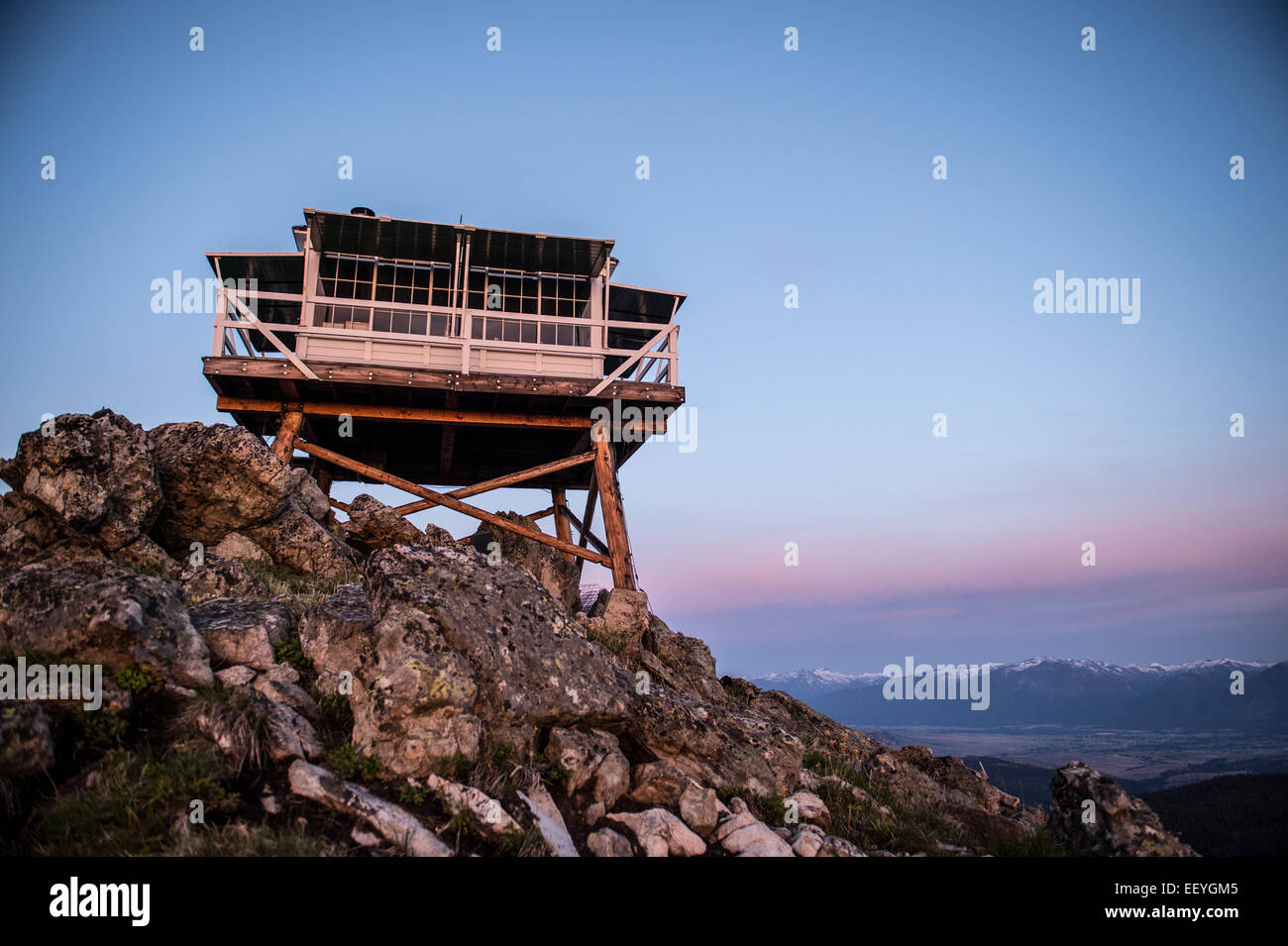 Aussicht von der Gird Point Lookout auf einem Berggipfel im Bitterroot National Forest in der Nähe von Hamilton, Montana, 19. Juni 2014. Ein 30-Zoll-Laufsteg rund um das Glas-getäfelten Zimmer bietet einen unverbauten Blick auf die umliegenden Bergketten Saphir, Bitterroot und Anaconda-Pintler. (Foto von Ami Vitale) Stockfoto