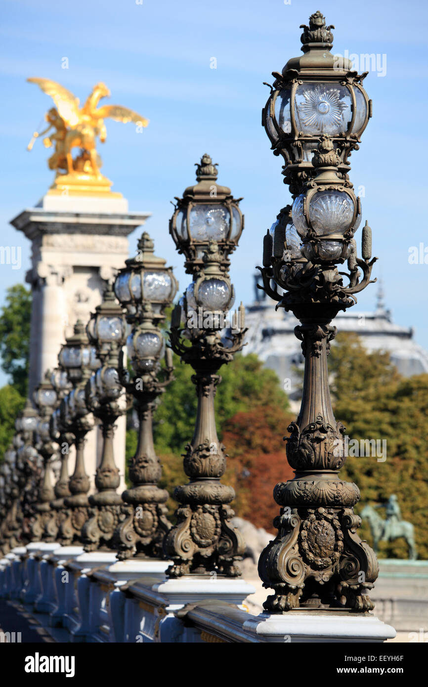 Reich verzierte Renaissance Straßenlaternen auf der berühmten Pont Alexandre III-Brücke im Zentrum von Paris mit Petit Palais in der Ferne. Stockfoto