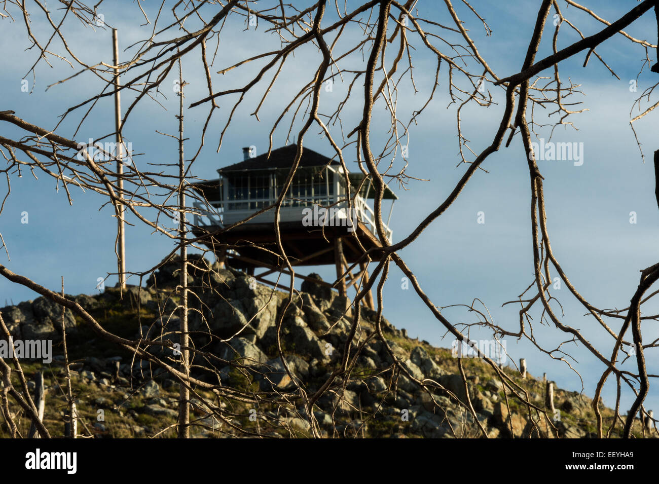 Aussicht von der Gird Point Lookout auf einem Berggipfel im Bitterroot National Forest in der Nähe von Hamilton, Montana, 19. Juni 2014. Ein 30-Zoll-Laufsteg rund um das Glas-getäfelten Zimmer bietet einen unverbauten Blick auf die umliegenden Bergketten Saphir, Bitterroot und Anaconda-Pintler. (Foto von Ami Vitale) Stockfoto