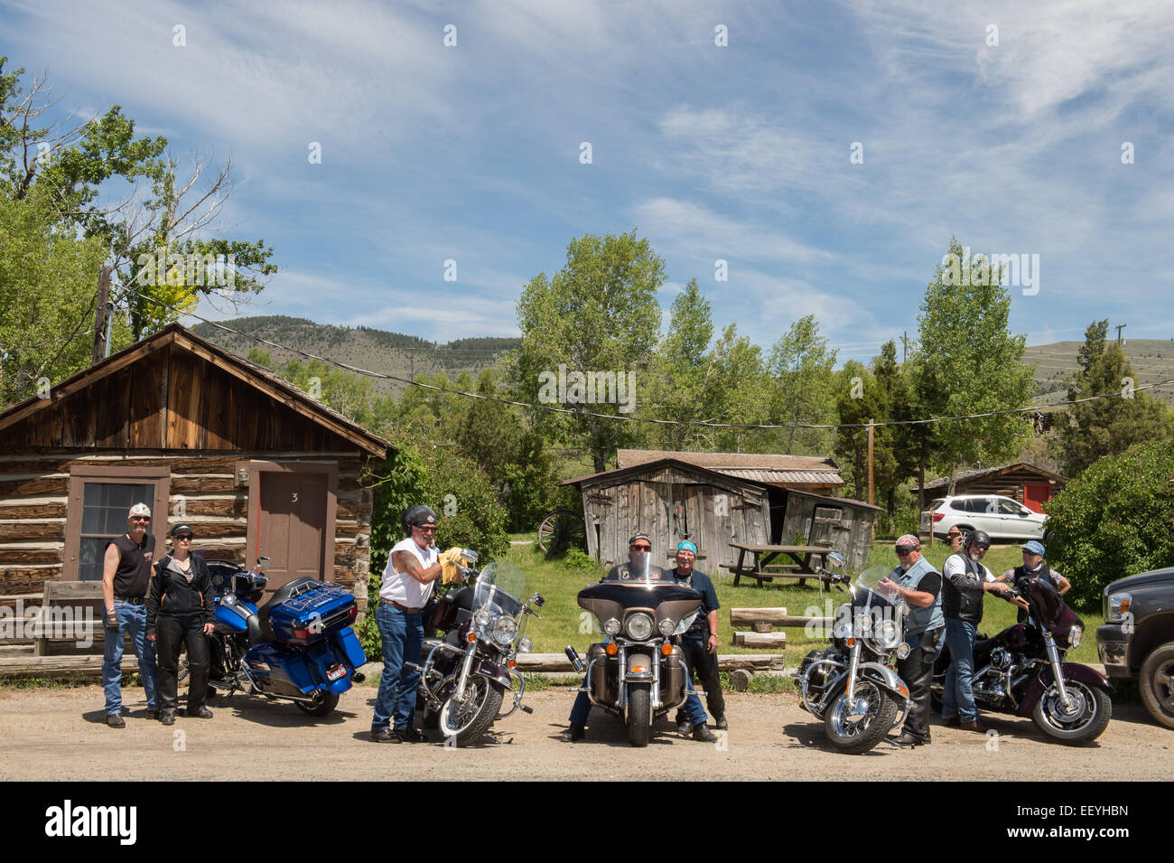 Biker genießen Sie einen Sommernachmittag in der Geisterstadt Nevada City, Montana. (Foto von Ami Vitale) Stockfoto